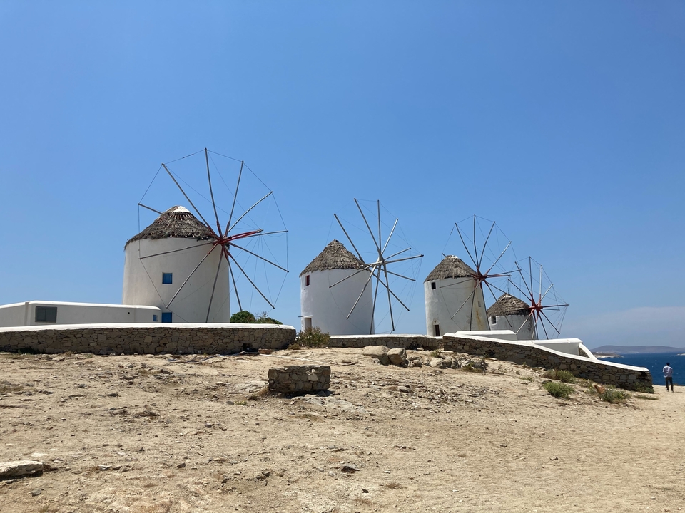 Célèbres moulins à vent de Mykonos sous un ciel dégagé.