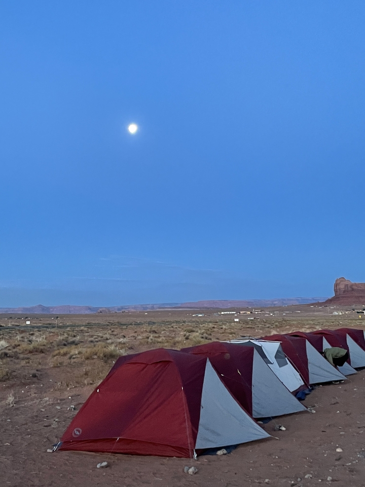 Vaste paysage désertique avec un ciel bleu dégagé.