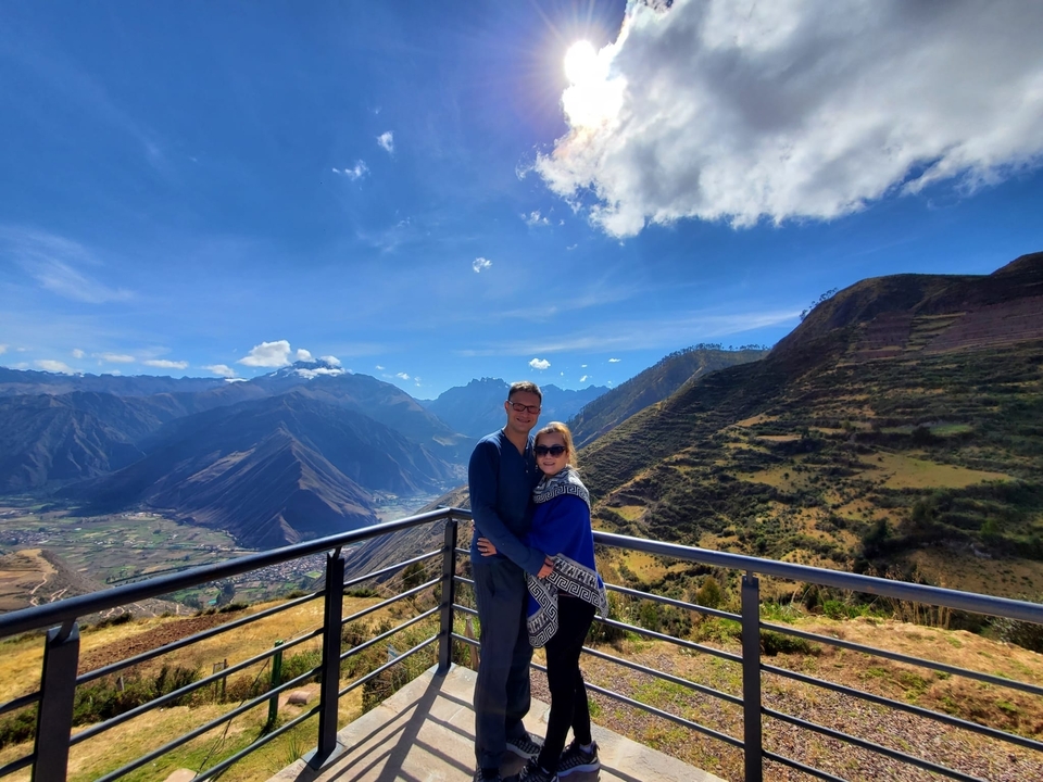 Couple posant à un point de vue panoramique avec des montagnes.
