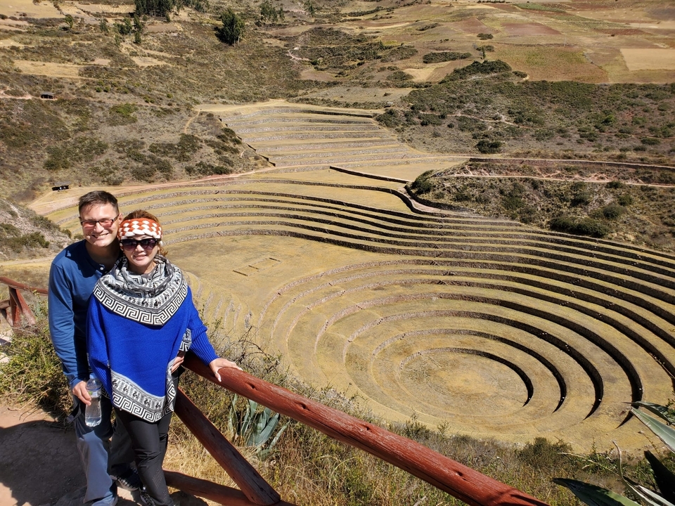 Couple posant à Moray avec des terres en terrasses.