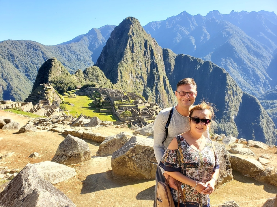 Couple posant avec les ruines du Machu Picchu en arrière-plan.