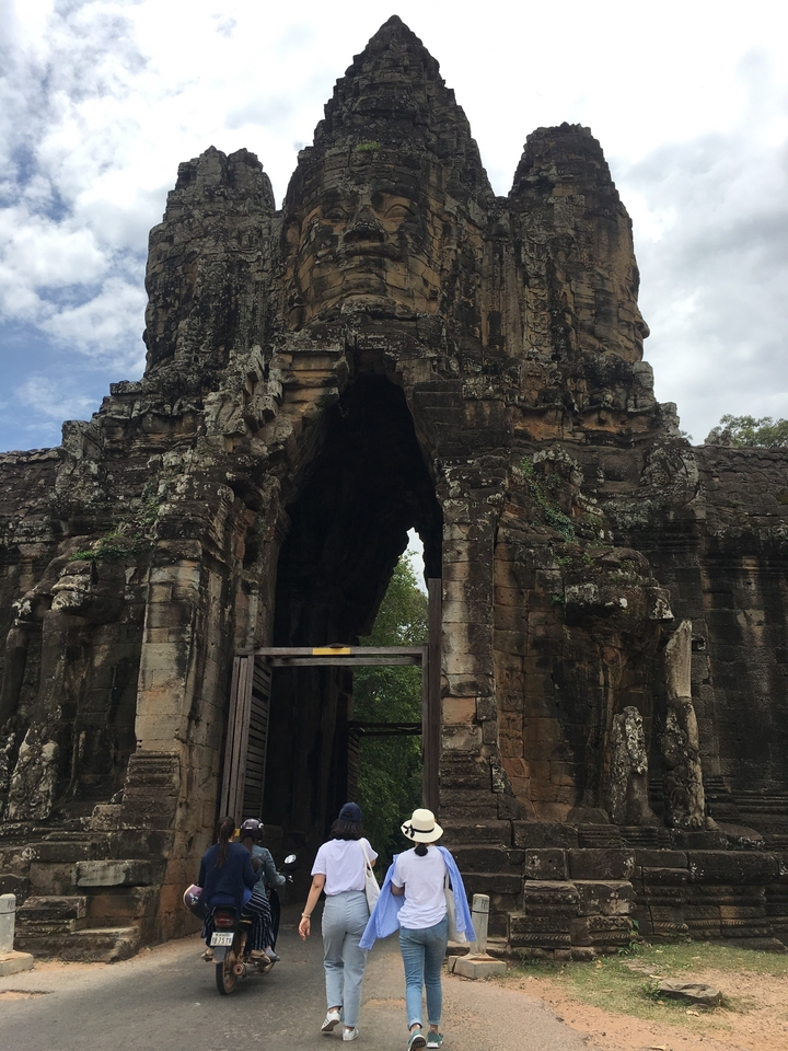 Arche de pierre ancienne avec des sculptures détaillées.