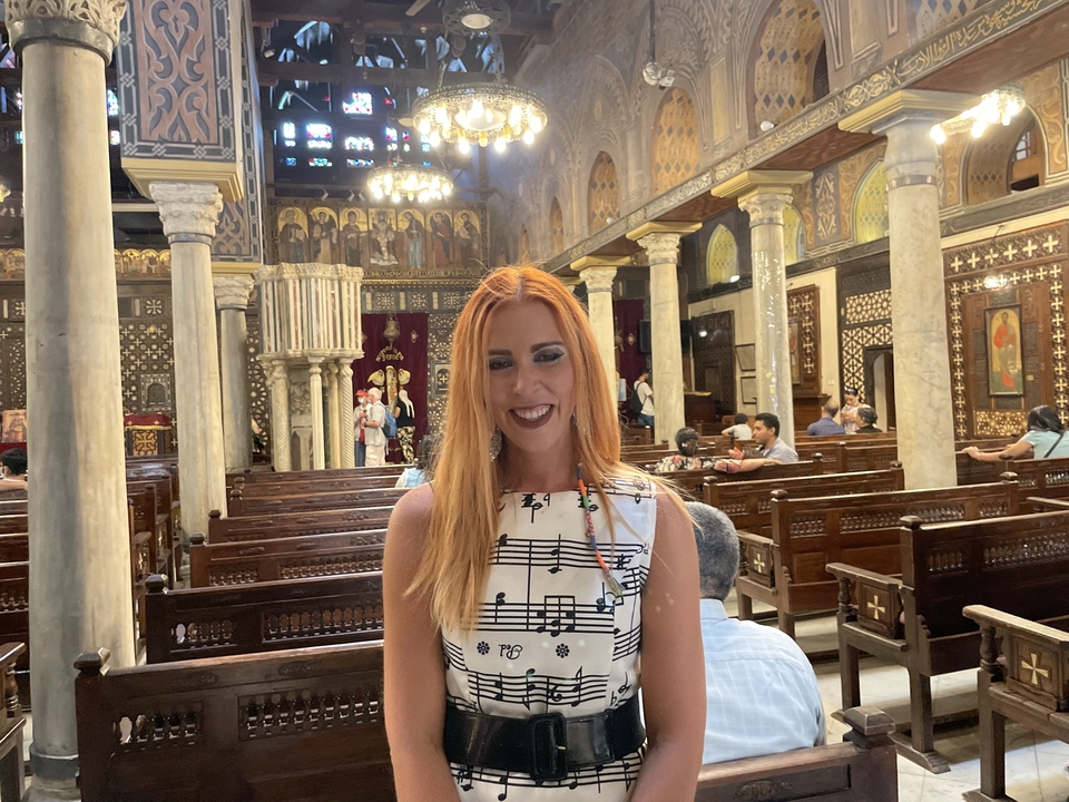 Personne debout à l'intérieur d'une église historique.