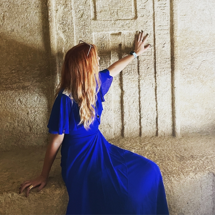 Personne assise à l'intérieur d'une chambre de pierre ancienne.