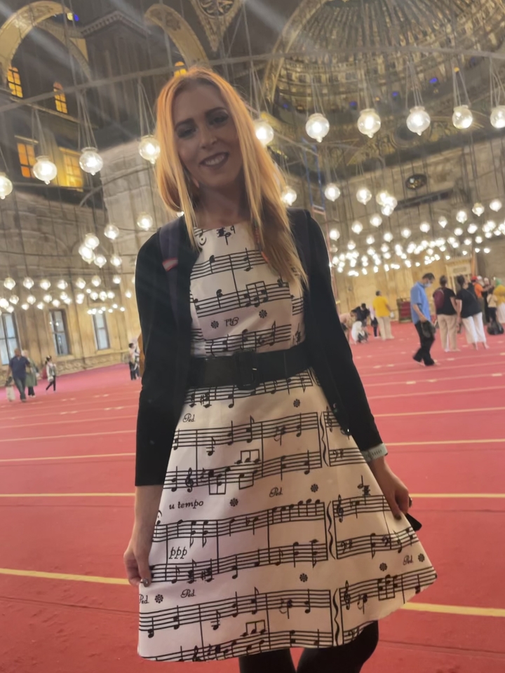 Personne à l'intérieur d'une mosquée avec des décorations ornementées.