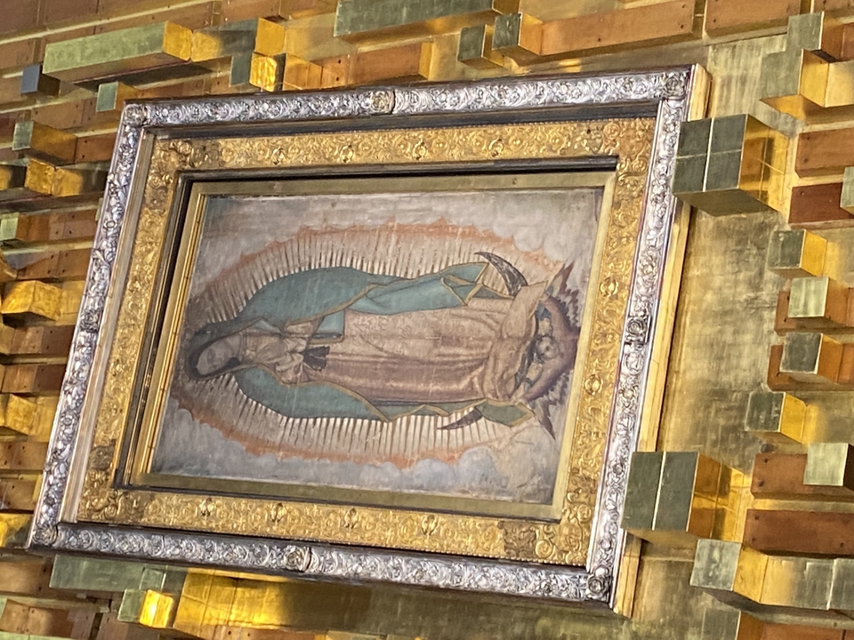 Peinture religieuse avec cadre doré.