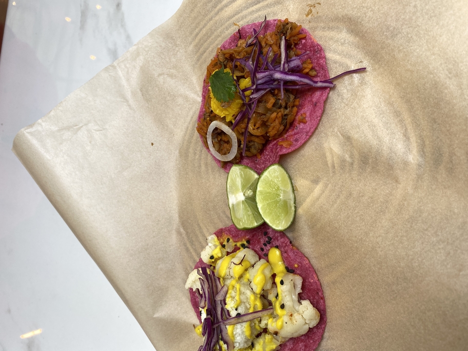 Des tacos colorés uniques disposés sur du papier parchemin.