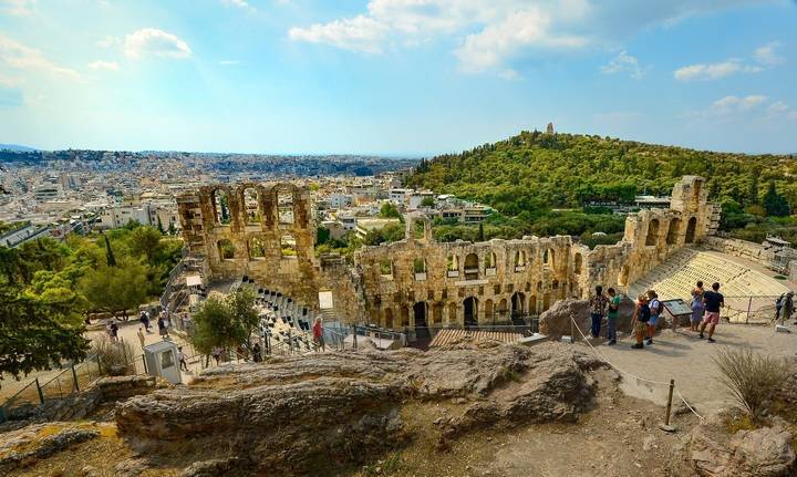 Ruines d'un amphithéâtre antique à Athènes.
