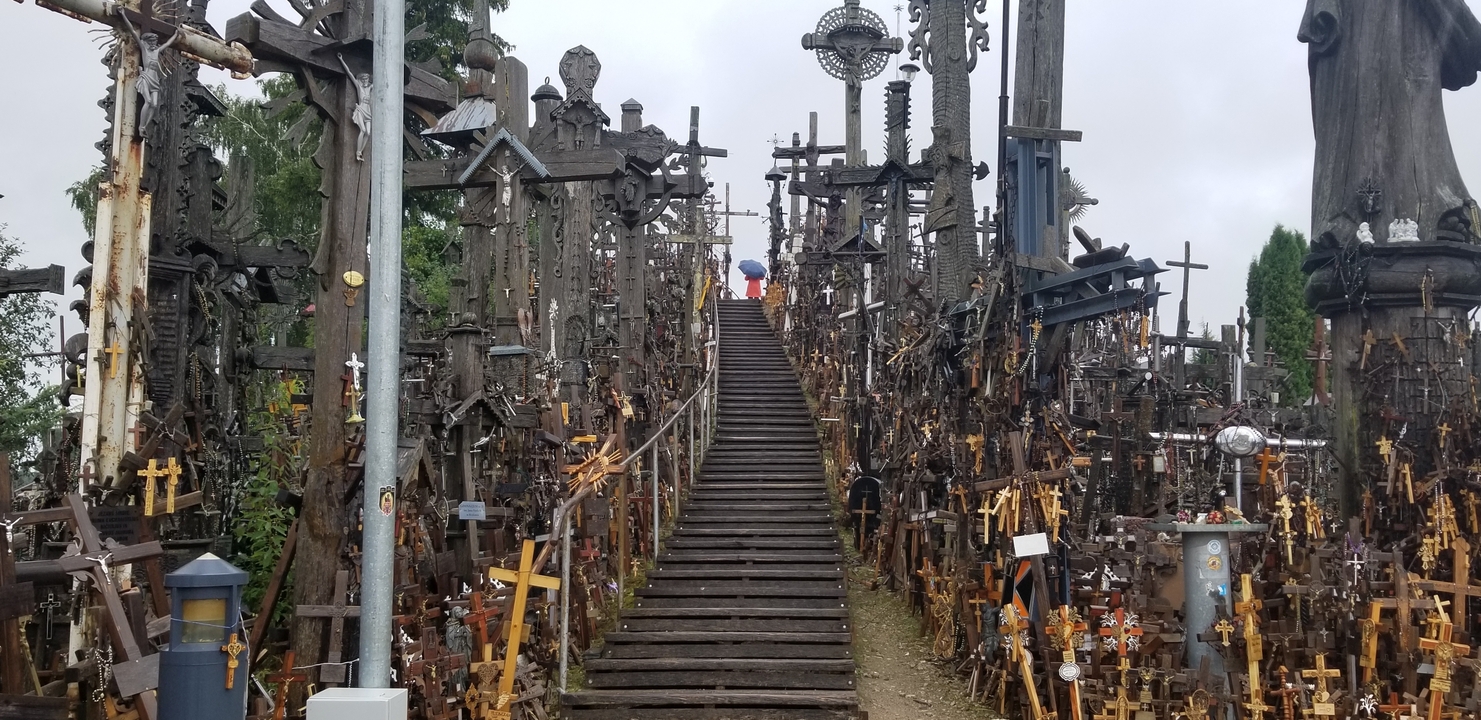 Colline couverte de croix et d'objets religieux.