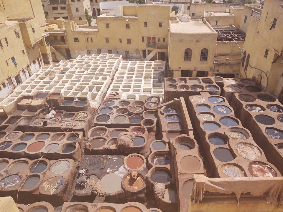 Vue des tanneries traditionnelles avec de grands récipients circulaires.