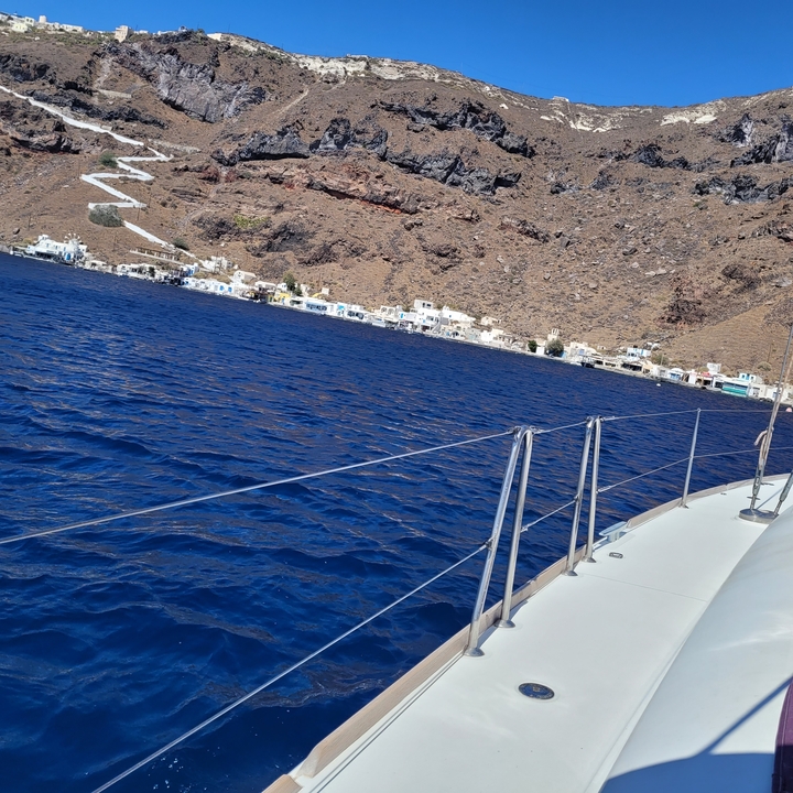 Image inclinée d'une ville sur une côte rocheuse.