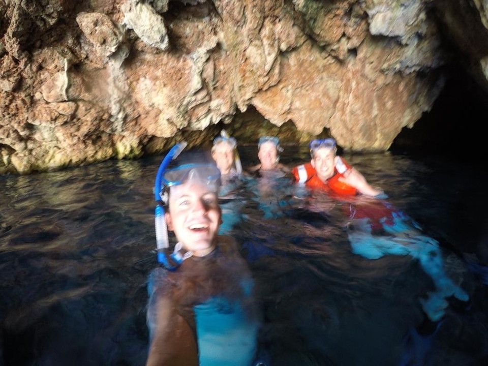 Groupe de personnes faisant de la plongée avec tuba dans une grotte.