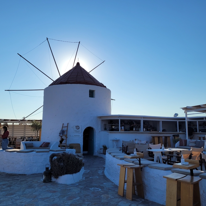 Moulin à vent blanc traditionnel au coucher du soleil.