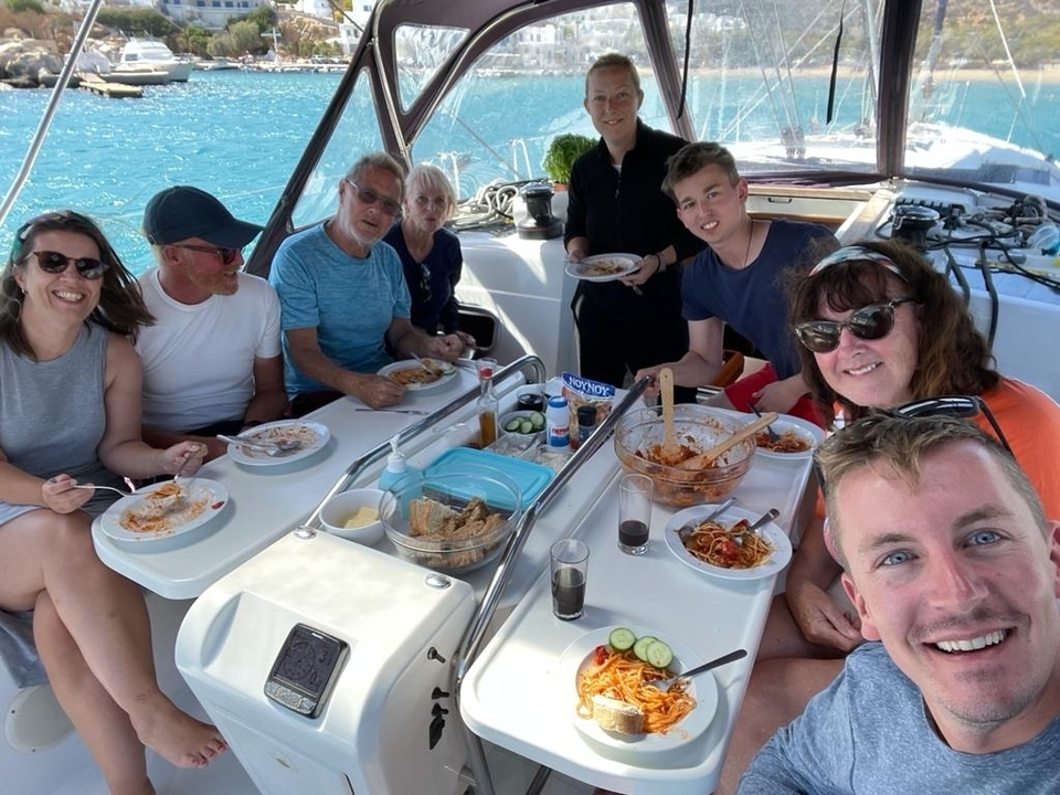 Groupe profitant d'un repas sur un voilier.