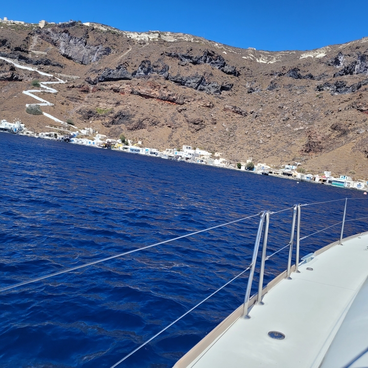 Vue d'un village depuis un bateau sur l'eau.