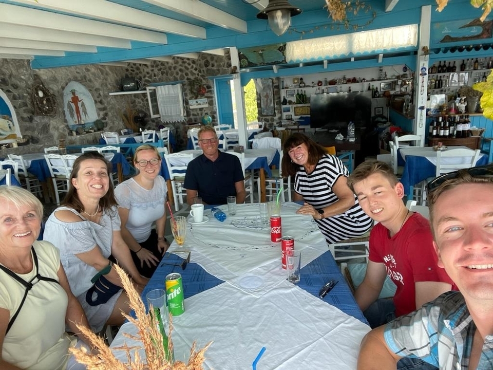 Groupe assis dans un restaurant à thème nautique.