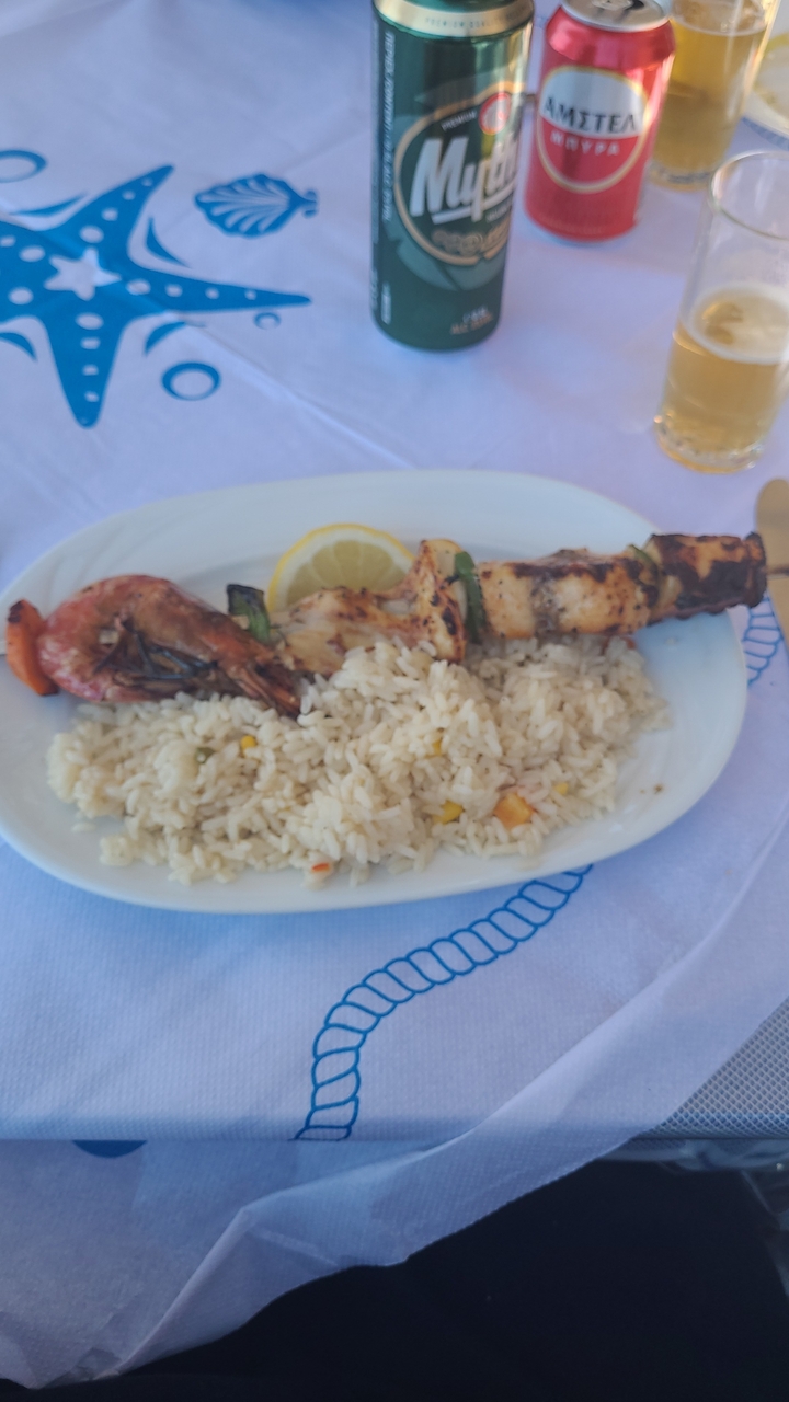 Assiette de fruits de mer grillés et riz.