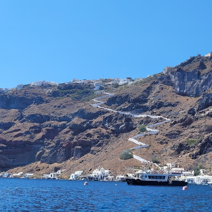 Sentier de randonnée zigzaguant sur une pente escarpée.