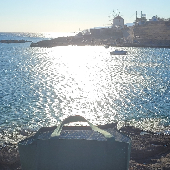 Un vif soleil se reflétant sur la mer.