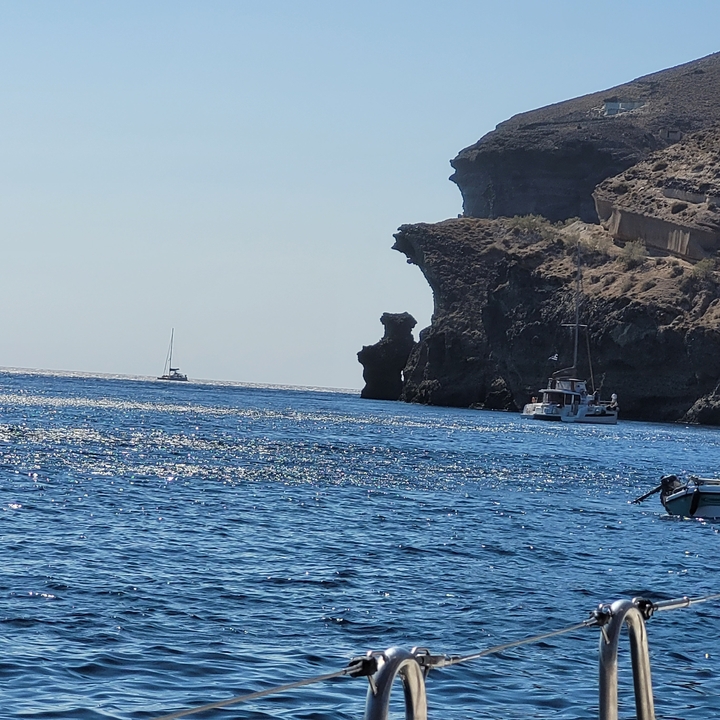 Bateau près d'une côte rocheuse, vue panoramique.