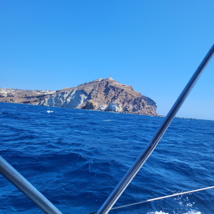 Côte rocheuse avec une falaise imposante.