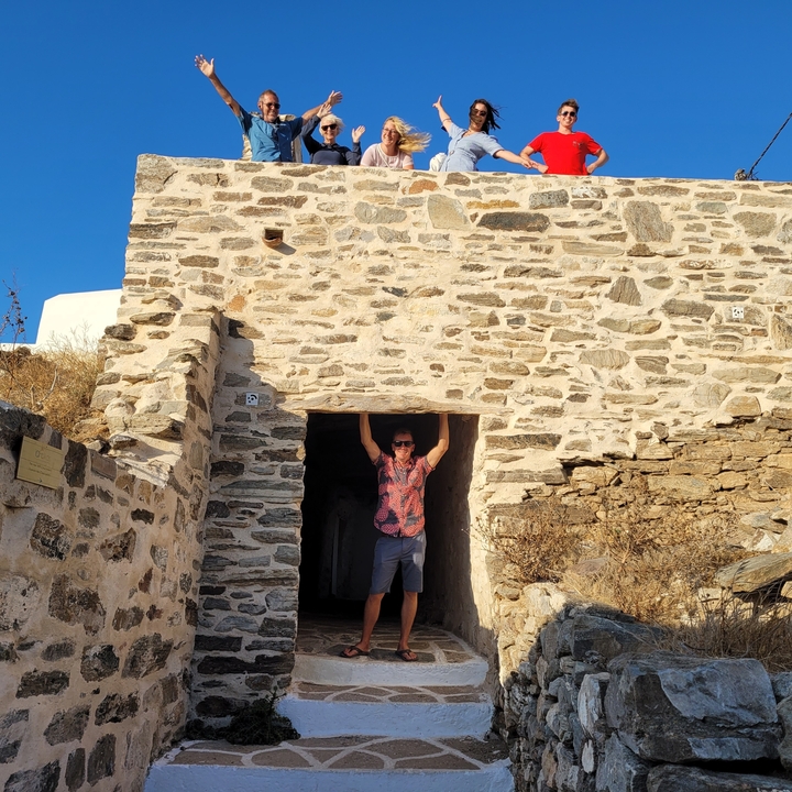 Personne dans l'embrasure d'une structure ancienne.