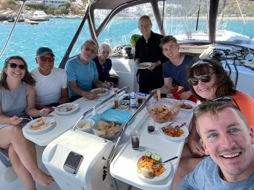 Repas de groupe sur un bateau en mer.