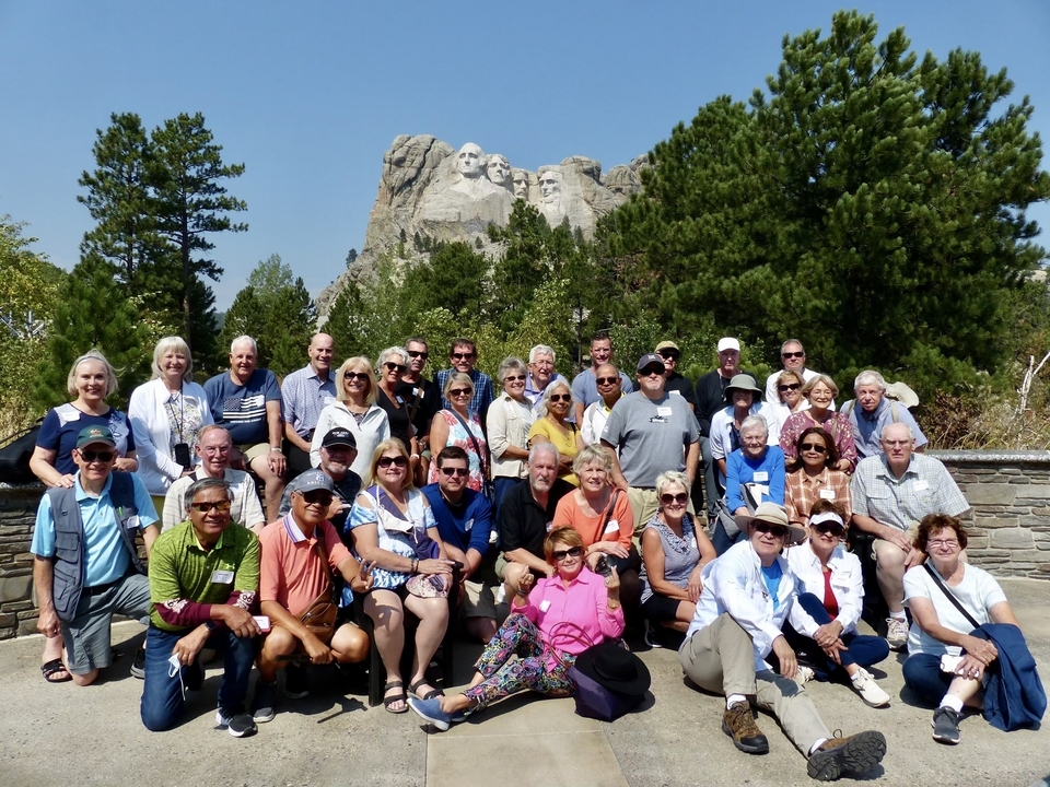 Groupe de touristes devant le mont Rushmore.