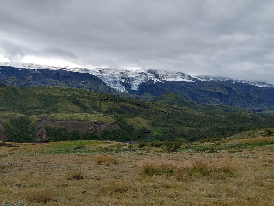 Paysage islandais avec des glaciers au loin.