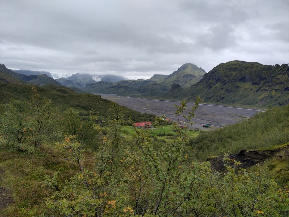 Vue panoramique d'une vallée en Islande avec des montagnes.