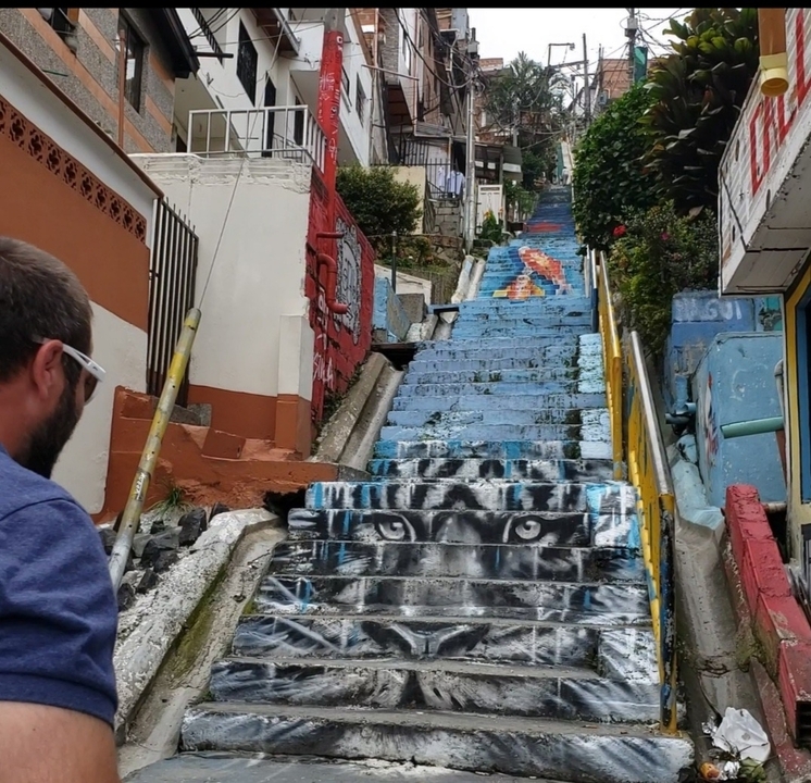 Graffitis sur un escalier avec une personne qui observe.