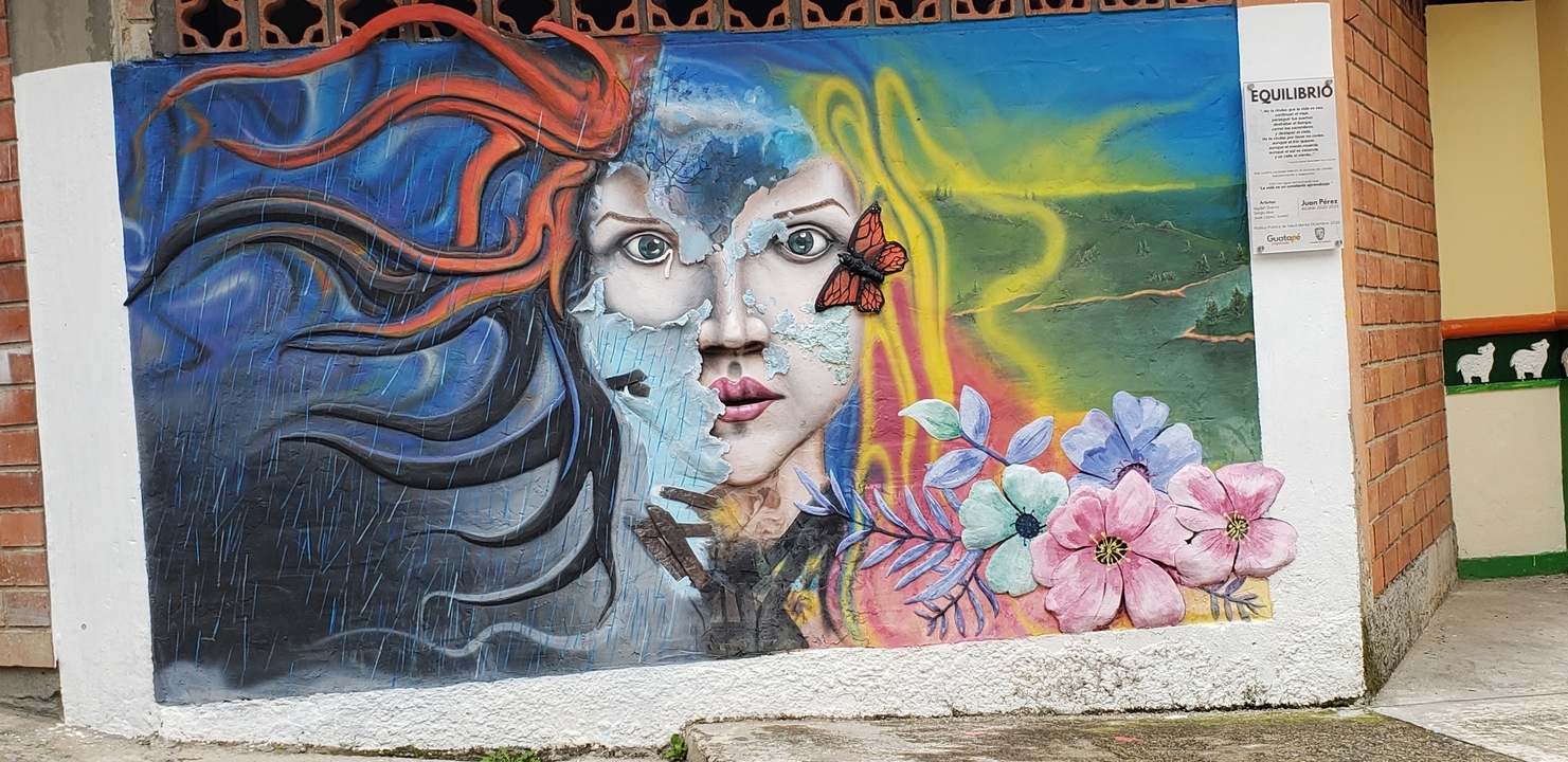 Murale murale vibrante du visage d'une femme mélangé avec la nature.
