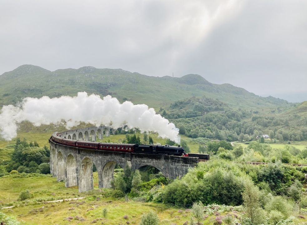 Train à vapeur traversant le viaduc de Glenfinnan.