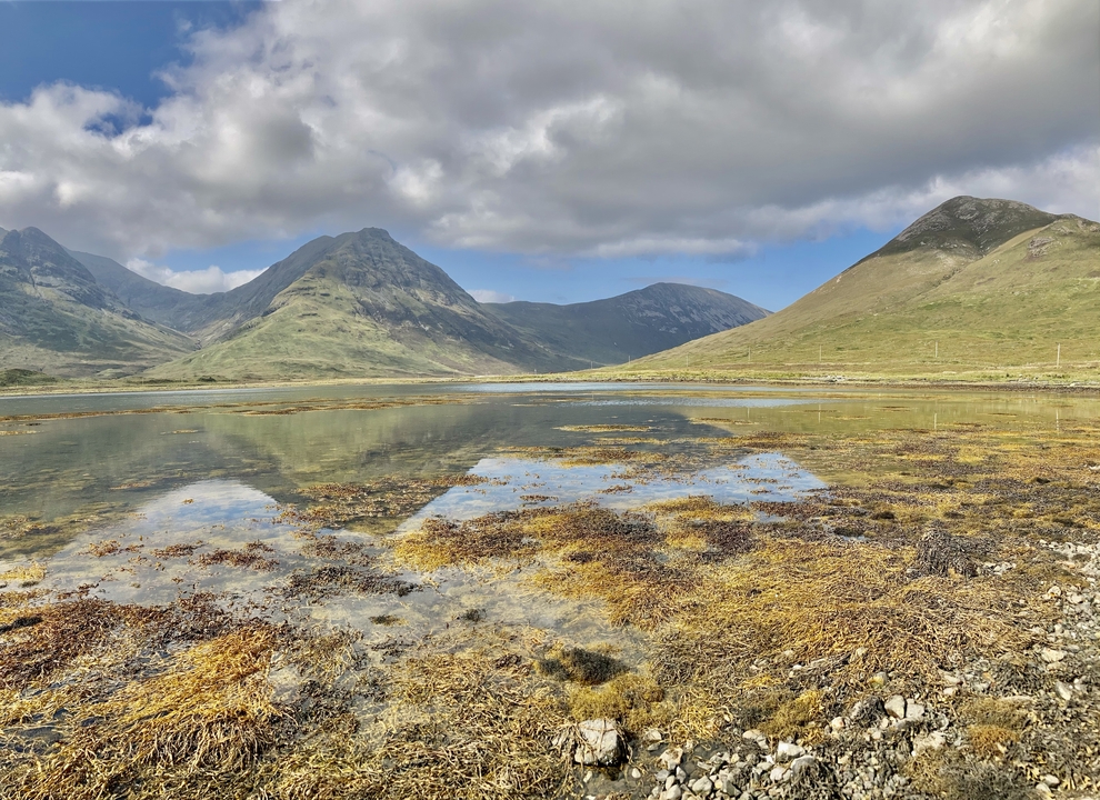 Reflet de montagnes dans un lac calme.