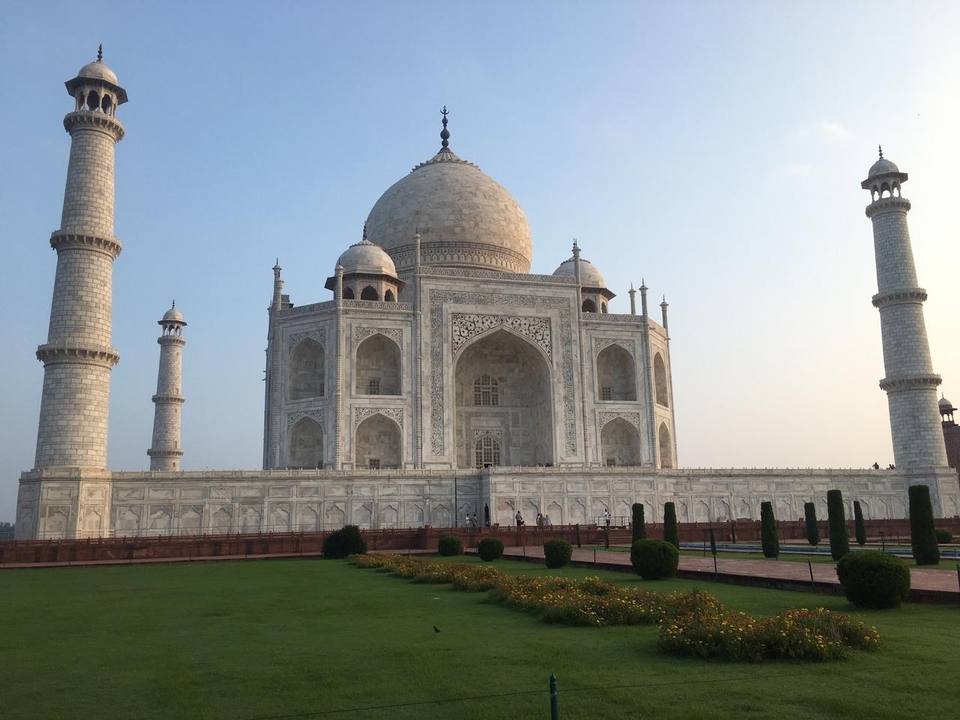 Le célèbre Taj Mahal avec ses dômes de marbre blanc.