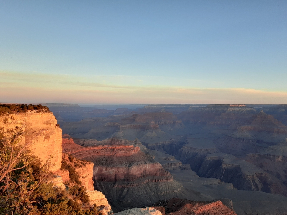 Vue panoramique du canyon avec des strates colorées.