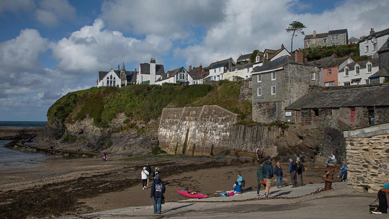 Village pittoresque sur une falaise au bord de la mer.