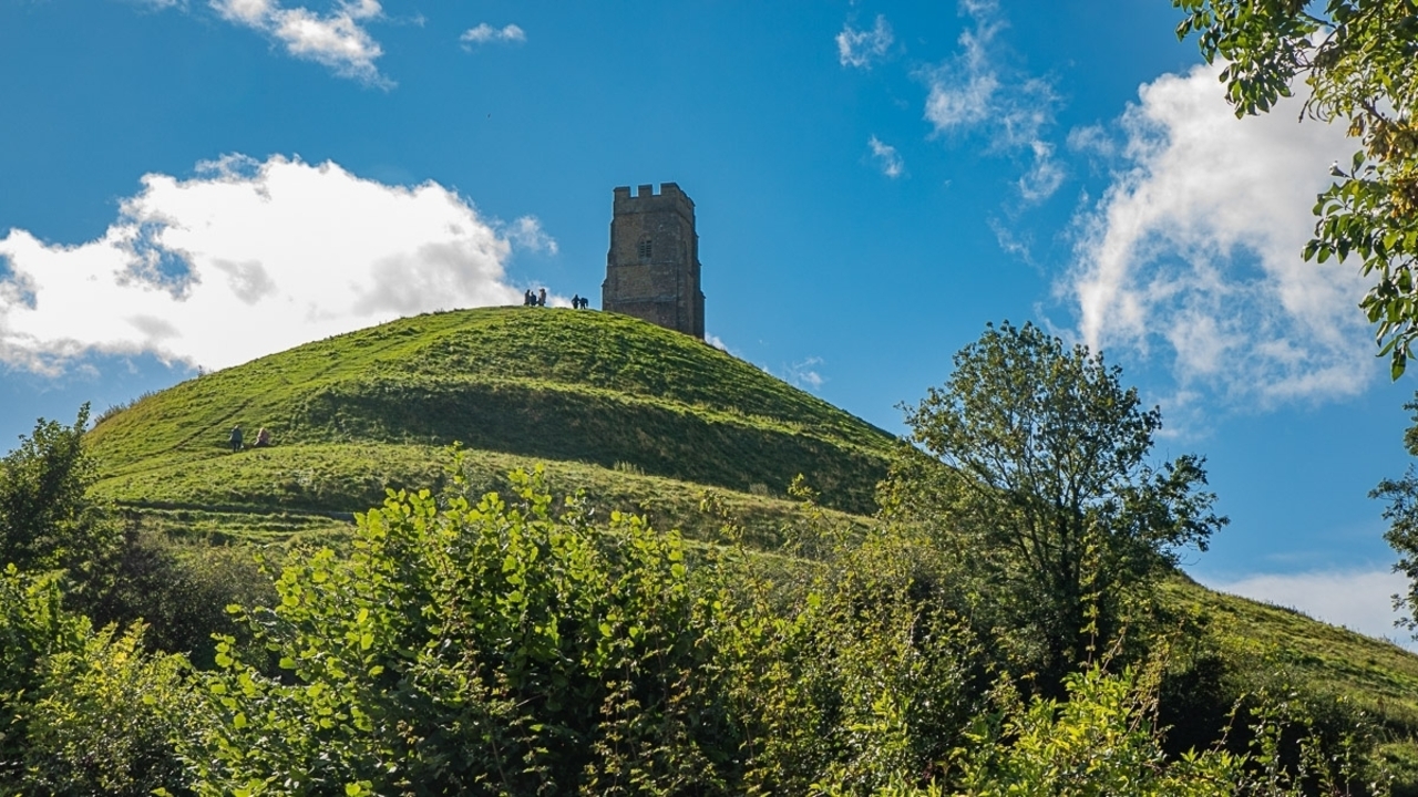 Haute colline avec une tour historique surplombant le paysage.