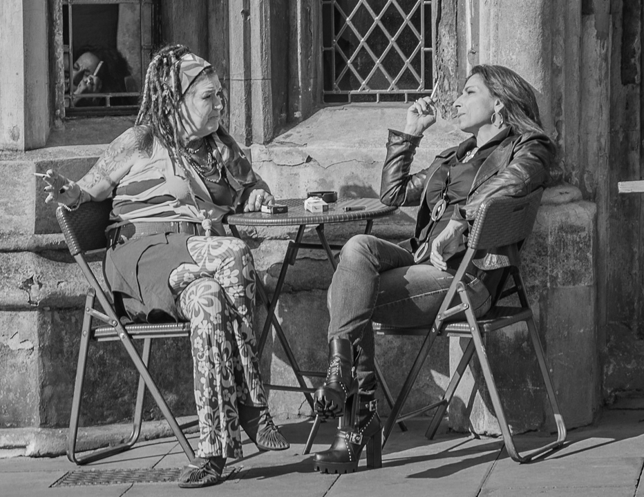 Deux femmes assises à une table profitant d'une conversation.