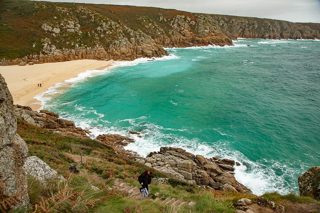 Vue côtière avec des eaux turquoise et une plage de sable.