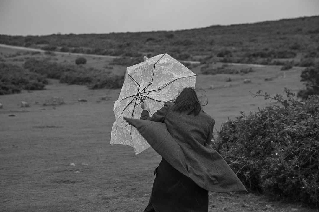 Personne qui lutte avec un parapluie par temps venteux.