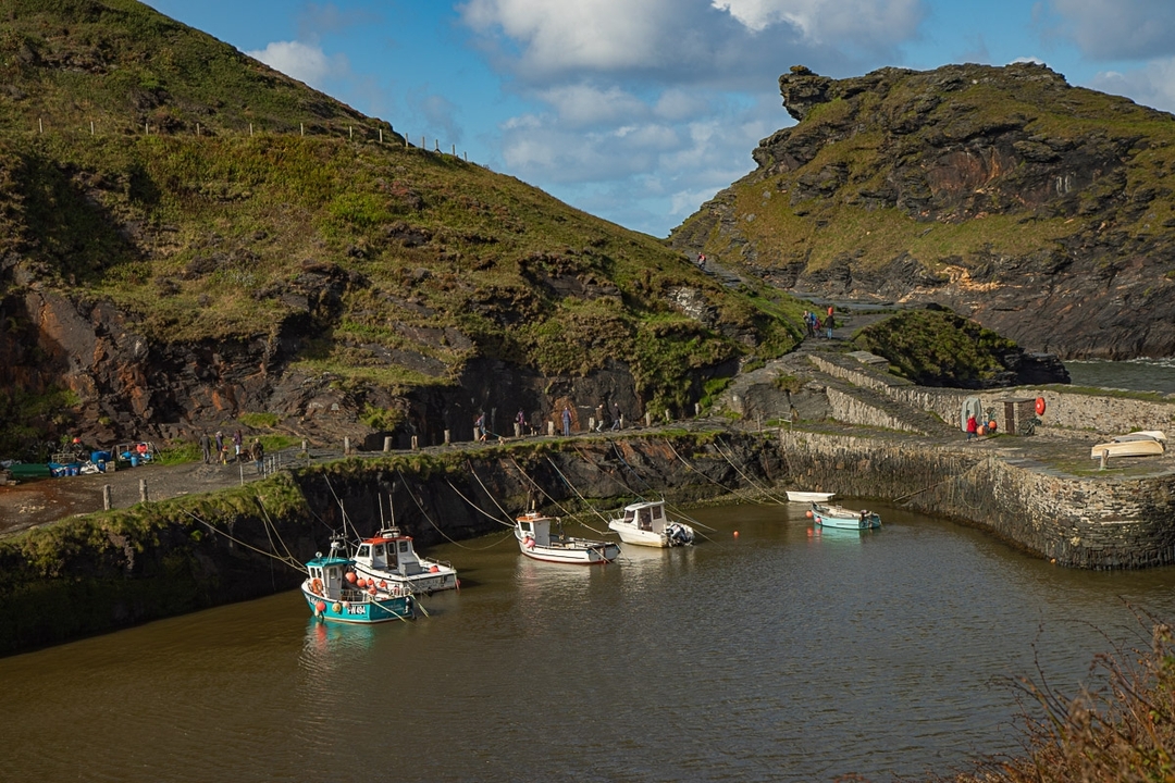 Des bateaux amarrés dans un petit port côtier.