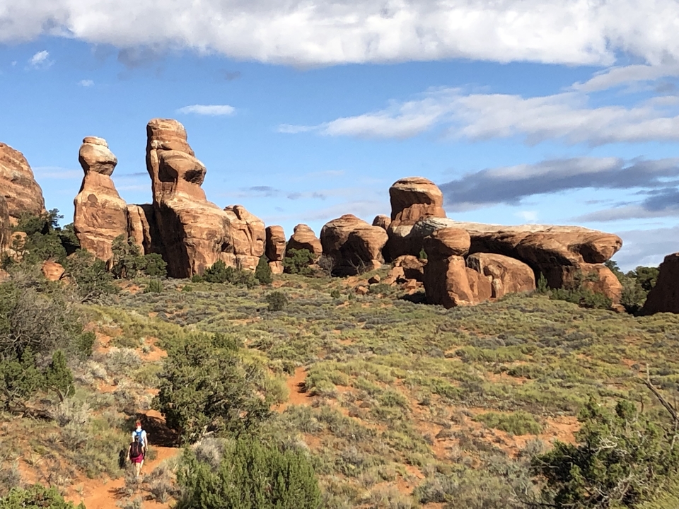 Des formations rocheuses uniques dans un paysage désertique.