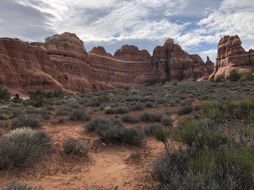 Formations rocheuses rouges avec un paysage aride.