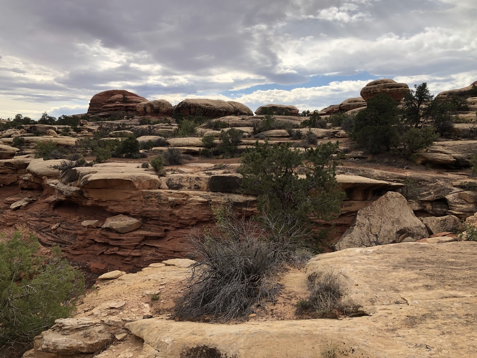 Paysage rocheux avec ciel couvert.