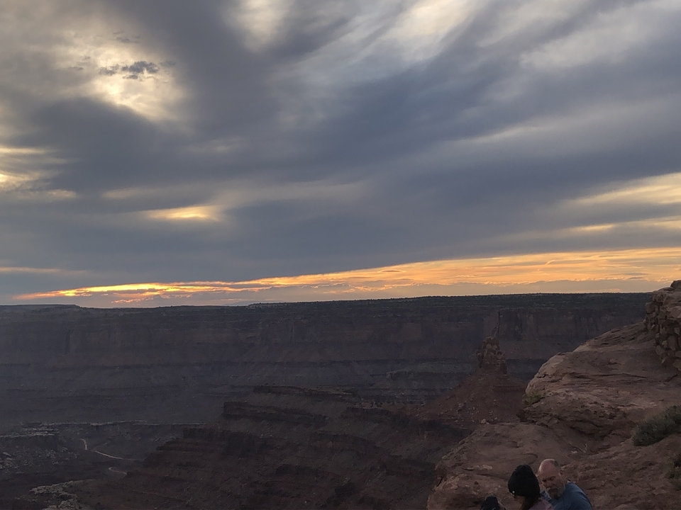 Vue d'un paysage de canyon au coucher du soleil.
