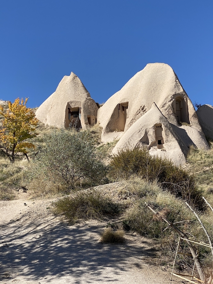 Maisons taillées dans des formations rocheuses.