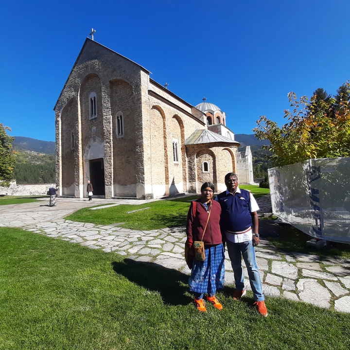 Paar, das vor einer alten Kirche steht.