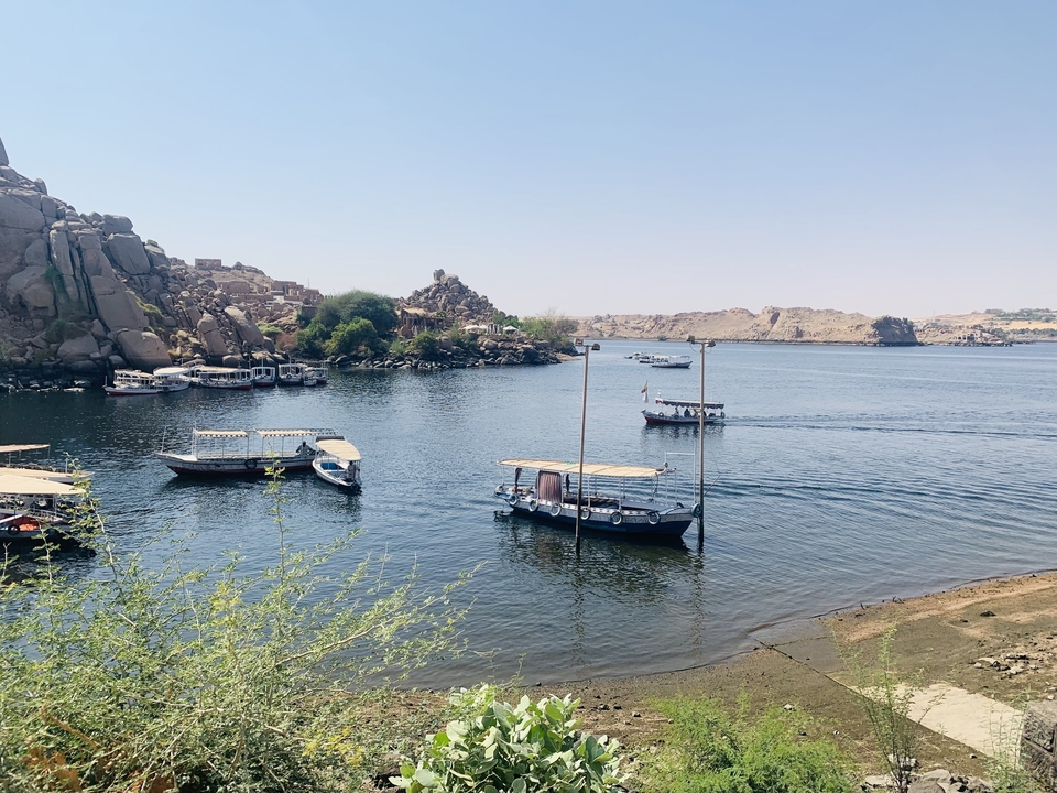 Bateaux sur une rivière aux rives rocheuses