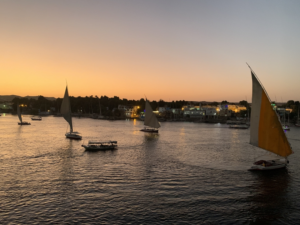 Voiliers sur une rivière au coucher du soleil